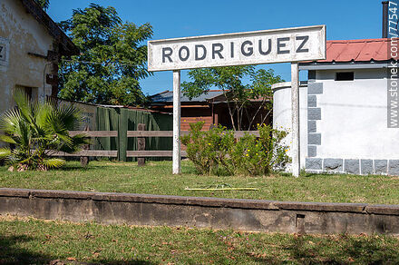 Estación de trenes de Rodríguez. Cartel de la estación sobre el andén - Departamento de San José - URUGUAY. Foto No. 77547