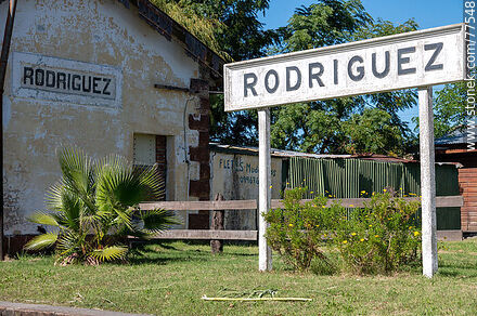 Estación de trenes de Rodríguez. Cartel de la estación sobre el andén - Departamento de San José - URUGUAY. Foto No. 77548