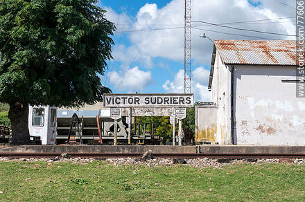 Estación de trenes Víctor Sudriers. Cartel de la estación - Departamento de Canelones - URUGUAY. Foto No. 77606
