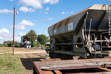 Estación de trenes Víctor Sudriers. Antiguos vagones de carga a granel - Departamento de Canelones - URUGUAY. Foto No. 77583