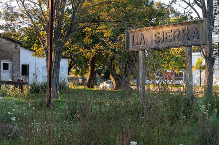 La Sierra Railway Station. Station sign - Department of Maldonado - URUGUAY. Photo #77704