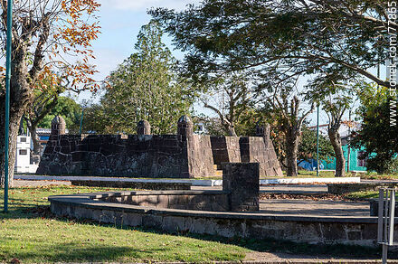 18 de Julio Town Square. Fort in the center of it - Department of Rocha - URUGUAY. Photo #77865