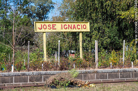 Antigua estación de trenes José Ignacio. Cartel en el andén de la estación - Punta del Este y balnearios cercanos - URUGUAY. Foto No. 77949