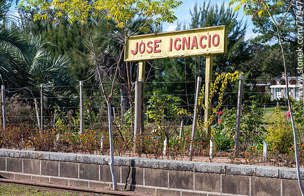 Antigua estación de trenes José Ignacio. Cartel en el andén de la estación - Punta del Este y balnearios cercanos - URUGUAY. Foto No. 77947