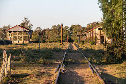 Antigua estación de ferrocarril de Plácido Rosas, Paso del Dragón - Departamento de Cerro Largo - URUGUAY. Foto No. 78118