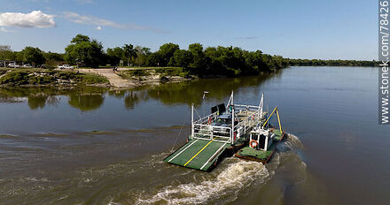 Vista aérea de la balsa que cruza el río Cebollatí desde el departamento de Rocha, R91 a la Charqueada en Treinta y Tres - Departamento de Treinta y Tres - URUGUAY. Foto No. 78426