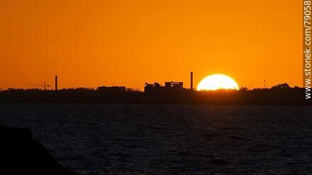 Silueta del ex frigorífico Swift con el sol desapareciendo por debajo del horizonte - Departamento de Montevideo - URUGUAY. Foto No. 79058