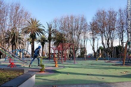 Plaza 19 de Abril. Juegos infantiles - Departamento de Maldonado - URUGUAY. Foto No. 79344
