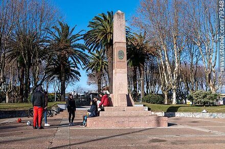Plaza 19 de Abril. Niños jugando alrededor del obelisco a Artigas - Departamento de Maldonado - URUGUAY. Foto No. 79348