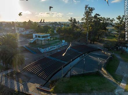 Vista aérea del teatro de Verano Cayetano Silva y palomas en vuelo - Department of Maldonado - URUGUAY. Photo #79366