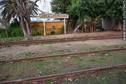 Antiguo cartel de la estación de trenes Abra de Perdomo - Departamento de Maldonado - URUGUAY. Foto No. 79425