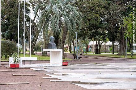 Busto de Artigas en la plaza de La Charqueada - Departamento de Treinta y Tres - URUGUAY. Foto No. 79700