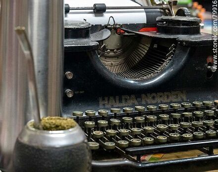 Mate y máquina de escribir - Departamento de Montevideo - URUGUAY. Foto No. 79916