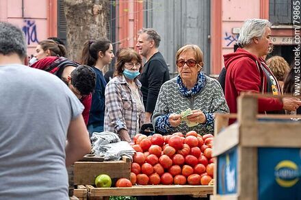 Paying for the purchase of vegetables - Department of Montevideo - URUGUAY. Photo #79865