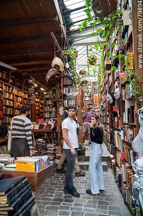 Librería con claraboya - Departamento de Montevideo - URUGUAY. Foto No. 79894