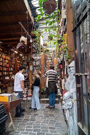 Librería con claraboya - Departamento de Montevideo - URUGUAY. Foto No. 79895