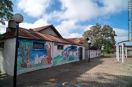Plaza de La Paz. Murales detrás de la estación - Departamento de Canelones - URUGUAY. Foto No. 81017