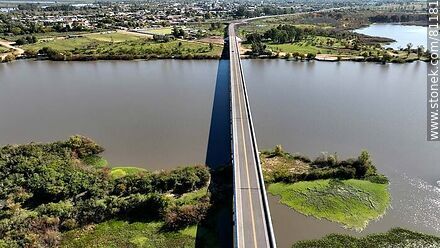 Vista aérea del puente del bypass sobre el río Negro. Límite departamental entre Durazno y Tacuarembó - Departamento de Tacuarembó - URUGUAY. Foto No. 81181