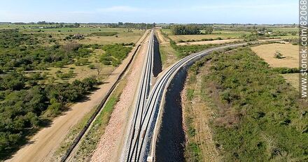 Vista aérea de las vías ferroviarias hacia las ciudades de Canelones y de Santa Lucía - Departamento de Florida - URUGUAY. Foto No. 82068