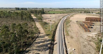 Vista aérea de un tramo ferroviario hacia la ciudad de Canelones. Tramos de puente ferroviario sustituidos en 2022 - Departamento de Florida - URUGUAY. Foto No. 82069