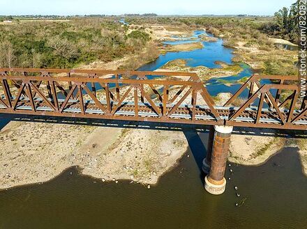 Vista aérea del puente ferroviario reciclado sobre el río Santa Lucía, límite departamental entre Canelones y Florida. Sequía de 2023 - Departamento de Florida - URUGUAY. Foto No. 82082