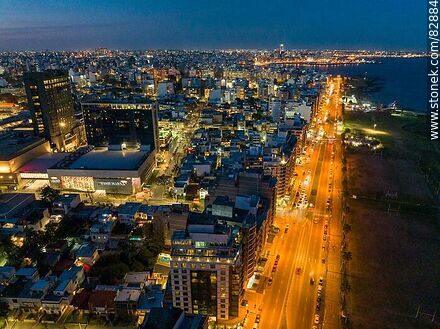 Vista aérea de la rambla M. Gandhi al anochecer - Departamento de Montevideo - URUGUAY. Foto No. 82884