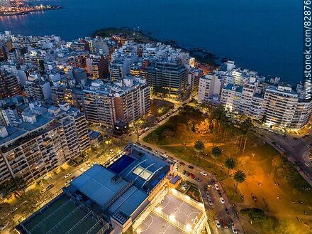 Vista aérea de las canchas del club Biguá y parque de Villa Biarritz al anochecer. Calle Vazquez Ledesma - Departamento de Montevideo - URUGUAY. Foto No. 82876