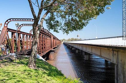 Puentes ferroviario y carretero sobre el río Cuareim que unen Uruguay con Brasil entre Bella Unión y Cuareim con Barra do Quaraí - Departamento de Artigas - URUGUAY. Foto No. 83913