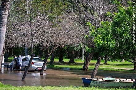 Río Cuareim crecido visto desde Barra de Quaraí, Brasil - Departamento de Artigas - URUGUAY. Foto No. 83901