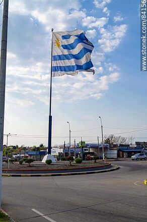 Bandera uruguaya flameando en el cruce de las avenidas Artigas, Salto y Ferreira Aldunate - Departamento de Paysandú - URUGUAY. Foto No. 84156