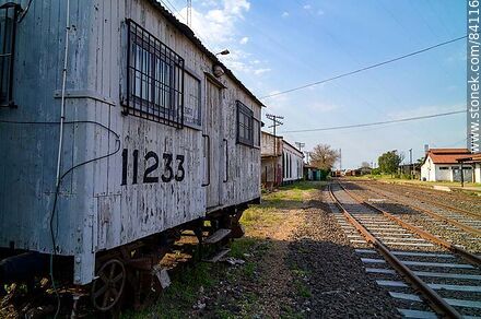 Estación de trenes de Paysandú. Antiguos vagos utilizados como depósitos - Departamento de Paysandú - URUGUAY. Foto No. 84116