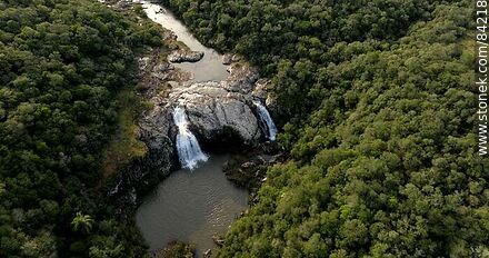 Vista aérea de la cascada Grande del arroyo Laureles, límite departamental entre Rivera y Tacuarembó - Departamento de Rivera - URUGUAY. Foto No. 84218