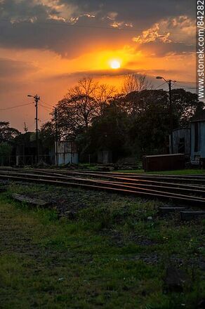 Sol naciendo entre las nubes cerca de la estación de trenes de Salto - Departamento de Salto - URUGUAY. Foto No. 84282
