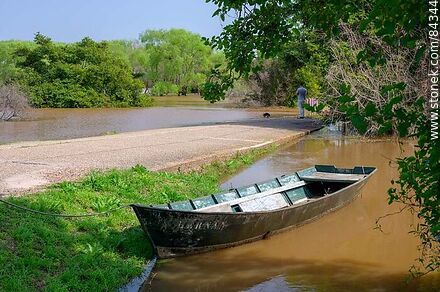 Bote al lado del muelle - Departamento de Río Negro - URUGUAY. Foto No. 84344