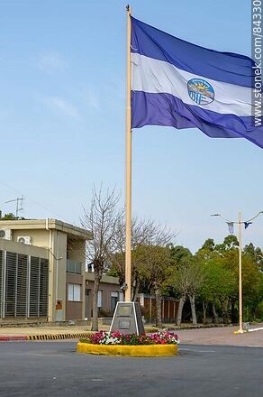 Bandera de San Javier flameando - Departamento de Río Negro - URUGUAY. Foto No. 84330