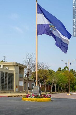 Bandera de San Javier flameando - Departamento de Río Negro - URUGUAY. Foto No. 84329