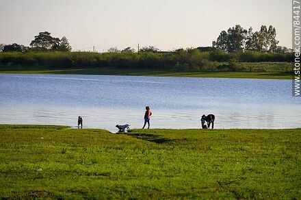 Parque frente a la costa del río Uruguay. Familia domingueando - Departamento de Salto - URUGUAY. Foto No. 84417