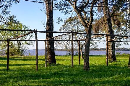 Parque frente a la costa del río Uruguay - Departamento de Salto - URUGUAY. Foto No. 84402