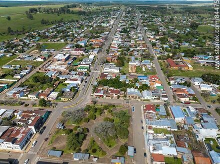 Vista aérea de la plaza 33 Orientales y la Avenida 18 de Julio - Departamento de Rivera - URUGUAY. Foto No. 84475
