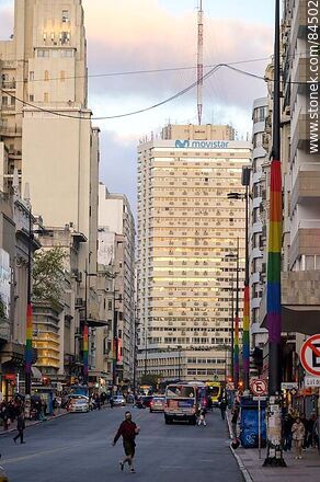 Avenida 18 de Julio. Torre El Gaucho - Departamento de Montevideo - URUGUAY. Foto No. 84502