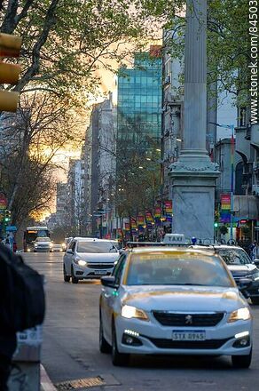 Avenida 18 de Julio, kilómetro cero. Columna de la estatua de la Libertad - Departamento de Montevideo - URUGUAY. Foto No. 84503
