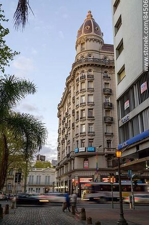 Montero Palace on Avenida 18 de Julio - Department of Montevideo - URUGUAY. Photo #84506