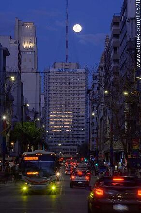 18 de Julio Avenue. Gaucho Tower.  The full moon - Department of Montevideo - URUGUAY. Photo #84520