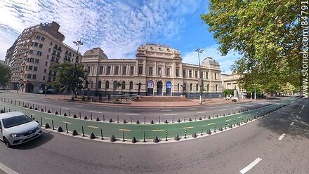 18 de Julio Avenue in front of the University. Bikeline - Department of Montevideo - URUGUAY. Photo #84791