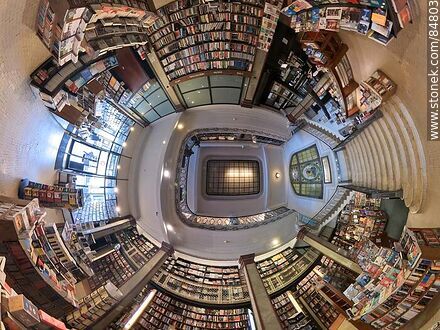 Vista en angulo muy abierto del la librería Puro Verso ex óptica Pablo Ferrando - Departamento de Montevideo - URUGUAY. Foto No. 84803