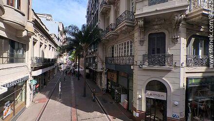 Corner of Sarandí pedestrian street and Bartolomé Mitre street - Department of Montevideo - URUGUAY. Photo #84825