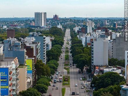 Vista aérea de Bulevar Artigas hacia el norte. Monumento a Batlle, Iglesia del Cerrito y Nuevocentro - Departamento de Montevideo - URUGUAY. Foto No. 84939
