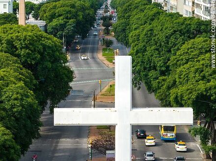 Aerial view of a detail of the Pope's cross and Bulevar Artigas. - Department of Montevideo - URUGUAY. Photo #84946