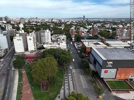 Vista aérea de la plaza J. J. Crottogini entre las calles Víctor Haedo y Salvador Ferrer Serra - Departamento de Montevideo - URUGUAY. Foto No. 85289
