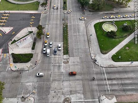 Vista aérea del cruce de Bulevar Artigas y Avenida Italia - Departamento de Montevideo - URUGUAY. Foto No. 85287